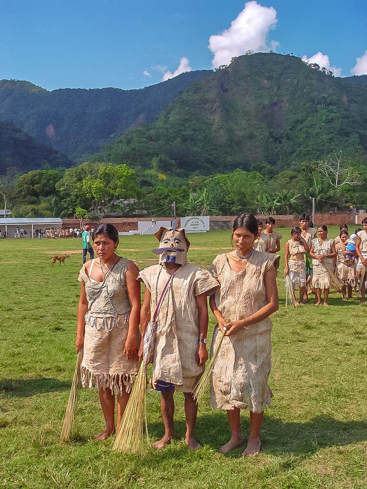 Mujeres-Tsimane-con-personaje-del-monte